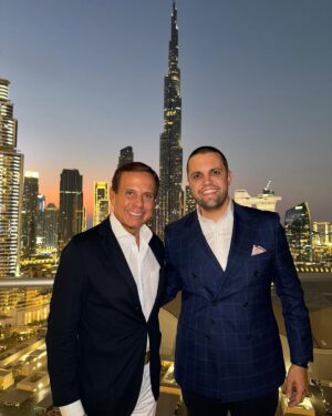 João Doria Instagram - Anunciamos Rodrigo Paiva como o novo CEO do LIDE Oriente Médio. Com esta nomeação, o LIDE fortalece ainda mais sua presença na região, onde já conta com unidades na Arábia Saudita e nos Emirados Árabes. Em 2025 o LIDE deverá inaugurar uma terceira unidade no Oriente Médio, no Bahrein.