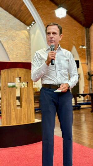 João Doria Instagram - Quanto mais alto você chega, maior deve ser sua humildade. A humildade aproxima você de Deus, que é o estado mais puro da matéria, é energia, é amor. As ondas vibratórias do amor ajudam a proteger você. Desejo a todos uma abençoada sexta-feira. 🙏