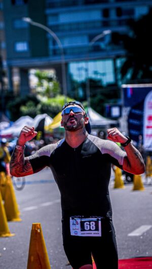 João Hadad Instagram - Nas águas, nas ruas, nas areias, eu estou em casa. Porque eu sei que quando eu bato no peito, a confiança me domina. 

E agora, chegou a hora da gente testemunhar esse momento de glória. No intervalo da final do campeonato paulista, a @sportingbet.tv vai mostrar o que é ‘bater no peito’ de verdade!
 #entraconfiantenojogo #sportingbet