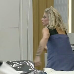 João Hadad Instagram - arraste para o lado > No programa de ontem, pudemos conferir uma das vezes em que Liziane perguntou a Hadad o motivo dele estar quieto. Em resposta, Hadad mantém sua postura reservada, o que parece incomodar Liziane. 

Mais tarde, Liziane cutuca Hadad novamente, provocando uma reação dele. Nesse momento, a participante afirma que “todo mundo fala que você é assim”, chamando-o de explosivo, conforme Hadad havia mencionado anteriormente na dinâmica do dia.

A situação se intensifica quando Liziane se contradiz ao dizer que todos consideram Hadad agressivo. No entanto, ela não consegue citar mais de duas pessoas que compartilham dessa opinião. As únicas pessoas mencionadas, Cel e Any, já têm um atrito direto com Hadad, o que coloca em dúvida a generalização feita por Liziane.

#AGrandeConquista #TeamHadad ⚡️