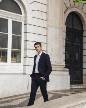 João Maria Maneira Instagram - Estamos praticamente em 2022 e isso quer dizer que temos de começar a pensar nos looks que vamos levar para as festas de fim de ano 🤵‍♂️ eu já escolhi o meu - um fatinho smart casual em azul, fica sempre elegante. Se também quiserem arrasar nas próximas semanas, vão à @primark e encontrem os vossos favoritos. Depois não digam que não sou vosso amigo. @primark @primarkpr.és #primania #embaxaidorprimark #iworkwithprimark