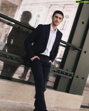 João Maria Maneira Instagram - Estamos praticamente em 2022 e isso quer dizer que temos de começar a pensar nos looks que vamos levar para as festas de fim de ano 🤵‍♂️ eu já escolhi o meu - um fatinho smart casual em azul, fica sempre elegante. Se também quiserem arrasar nas próximas semanas, vão à @primark e encontrem os vossos favoritos. Depois não digam que não sou vosso amigo. @primark @primarkpr.és #primania #embaxaidorprimark #iworkwithprimark