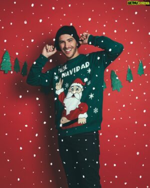 João Maria Maneira Instagram - It’s beginning to look a lot like Christmas 🎅🏽 e Natal não é Natal sem as típicas ugly Christmas sweaters, que têm tanto de pirosas como de engraçadas (e quentinhas) 😅 este ano vou passar a época natalícia com estas camisolas de Natal da @primark sempre vestidas. Juntem-se a mim e vamos fazer o Natal mais piroso e divertido de sempre 🤣🤣🤣🤣.

.
.
.

@primark 
@primarkpr.es 
#primania 
#embaxaidorprimark #IWorkWithPrimark