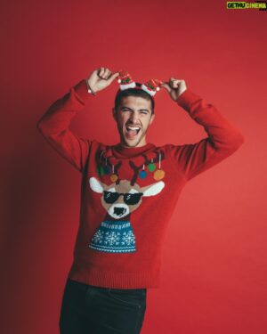 João Maria Maneira Instagram - It’s beginning to look a lot like Christmas 🎅🏽 e Natal não é Natal sem as típicas ugly Christmas sweaters, que têm tanto de pirosas como de engraçadas (e quentinhas) 😅 este ano vou passar a época natalícia com estas camisolas de Natal da @primark sempre vestidas. Juntem-se a mim e vamos fazer o Natal mais piroso e divertido de sempre 🤣🤣🤣🤣.

.
.
.

@primark 
@primarkpr.es 
#primania 
#embaxaidorprimark #IWorkWithPrimark