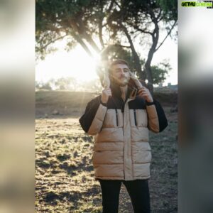João Maria Maneira Instagram - É verdade: estas são algumas das peças da nova coleção de outono e inverno da Primark. Quentes, confortáveis e super estilosas, mesmo como se quer quando chega o tempo mais frio. 🥶 Até os acessórios como este gorro são feitos com materiais que retêm o calor ❄️O melhor é correrem já para a loja. 

#primania #embaixadorprimark #iworkwithprimark
@primark
@primarkpr.es