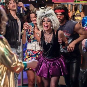 João Maria Maneira Instagram - Quem é que já entrou no espírito carnavalesco como o nosso elenco? 🥳🎭

#sic #sicnovelas #novelas #florsemtempo #ficcao #bastidores #gravacoes #carnaval #animacao #mascaras