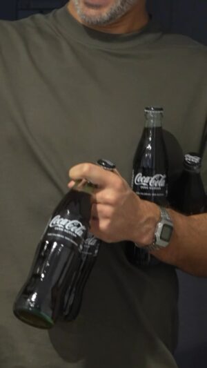 João Montez Instagram - Se assim como nós também és um amante de pizza e de uma Coca-Cola gelada, não vais querer perder os prémios exclusivos que a @cocacolaportugal preparou para ti 🍕😎 Convida os teus amigos para uma noite de pizza, jogos e bola à mistura e desfruta do momento com a Coca-Cola!

Uma dica: comprem a vossa Coca-Cola, guardem o talão, descarreguem a app, divirtam-se a jogar e habilitem-se a ganhar prémios incríveis!

#RefeiçõesMágicas #RealMagic #RecipeforMagic #pub