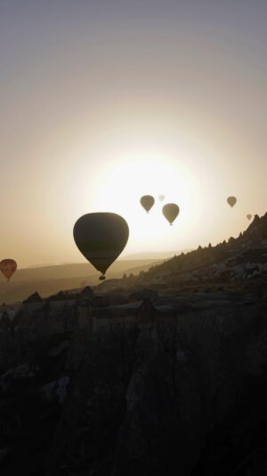 João Montez Instagram - AND SHE SAID YES… to the hot air balloon experience in Cappadocia. 😎

#cappadocia #turkishairlines #hotairballoon #experienceofalifetime