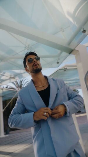 João Montez Instagram - Ao leme da embarcação que nos leva até à festa mais aguardada do verão. ‘Bora, marujos! @tvioficial ☀️
Styling @goncalomello 
Suit @fatimalopes.official
Watch @bossjewelry @boutiquedosrelogiosportugal
Shoes @aldo_shoes 
Video @manuel_abelho