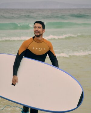 João Montez Instagram - Agitar as águas pela manhã antes de surfar a onda que hoje vem por aí! 🏄🏻‍♂️
