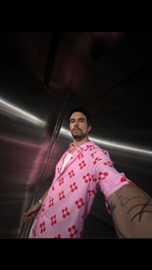 João Montez Instagram - santo a subir no elevador. Não é para o céu. É para casa, vá 🤷🏻‍♂️😅🤍 @sandroparis @sandrohomme