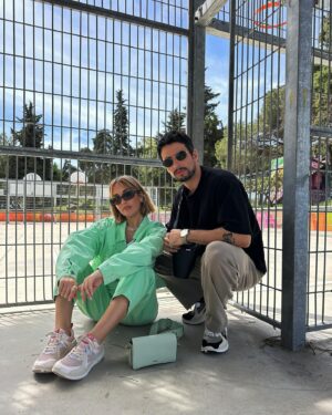 João Montez Instagram - Quando pegas no telemóvel e vais simplesmente tirar fotografias para a rua porque está sol e estás a sentir o outfit😎. E quando temos os dois vontades iguais em simultâneo, melhor ainda! Estamos com ténis e malas da @ecco, um clássico no nosso closet já há uns bons anos. Sol, podes voltar hoje?☀

#ECCO #ECCOBIOM #PUB