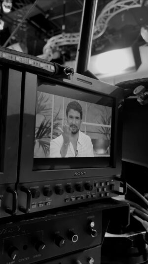 João Montez Instagram - Estreia uma NOVA TEMPORADA do @queridomudeiacasa já daqui a alguns minutos. Palavras houvesse para explicar o que este programa significa na minha vida e na de tantos que o fazem, vêem e sentem. Continuamos na celebração dos 20 anos do programa… 20 ANOS, malta!! Hoje vão ver um episódio que homenageia os grandes artistas de Portugal 💜 na @tvioficial