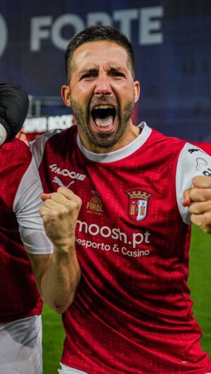 João Moutinho Instagram - “Já estão TOOODAAAS!” ✅🏆

Com as nossas cores, @joaomoutinho8 conquistou o troféu que faltava no currículo ✨

#PorMais