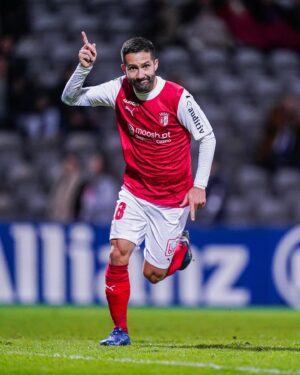 João Moutinho Instagram - Era por isto que esperavam, não era? 😏🔥

João Moutinho estreia-se a marcar com a nossa camisola! ⚔️

#PorMais | #AllianzCUP