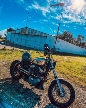 João Paulo Rodrigues Instagram - Depois de três dias de viagens e espetáculos, sabe bem meditar um bocadinho! 🙌🏼😜🤘🏼
#harleydavidson #sportster #bobber