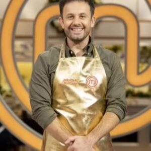 João Paulo Rodrigues Instagram - É é, é mesmo! Eu podia explicar o que vai acontecer… mas não era a mesma coisa. Tens mesmo de ver o especial @masterchefportugal na noite de ano novo! 🤭😜
#masterchef #masterchefportugal #rtp #anonovo