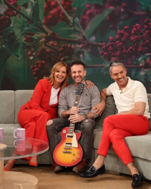 João Paulo Rodrigues Instagram - Hoje estive no @doisas10tvi na companhia da minha querida @dailycristina e do meu grande amigo @claudio_ramos para apresentar o meu single “Sempre Tu”.
Espero que estejam a gostar,
Até já 🎶

#joaopaulorodrigues #sempretu #joaopaulorodriguessempretu #ruelamusic #pop #single #newmusic #musica #musicaportuguesa #artistaportugues #popmusic #artist #poppop