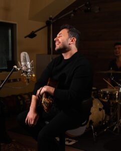 João Paulo Rodrigues Instagram - Estamos em contagem decrescente para o lançamento do meu single “Sempre Tu”.Conseguem adivinhar em que dia vai sair? Vamos ver quantos de vocês acertam 🤔

#sempretu #sempretujoaopaulorodrigues 
#joaopaulorodrigues #musica #ruelamusic #ruelamusicmanagement #portugal #hitsportugal #portuguesesinger #cantorportuguês #popmusic #poppt