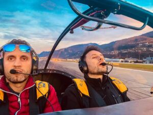 João Paulo Rodrigues Instagram - Eu a tentar dar com o caminho! 🫣🤭😜
#acrobatics #acrobaticpilot #flying #cap10
