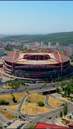 João Paulo Sousa Instagram - Alguém que nos belisque 😲 por favor !! Actuamos no maior maior estádio 🏟️ portugês para   de 15 mil pessoas 🤷🏻‍♂️

🛸 @jmachadex 

#10AnosdeBaile 
#InsertCoin
#baile 
#joaopaulosousa
#joelrodrigues
#espetaculo 
#estadiodaluz 
#slb #portugal #benfica #estadio #taylorswift #diversao #saltar #cantar #dança