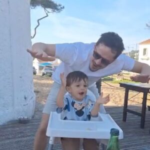 João Paulo Sousa Instagram - Às vezes passa e nem reparamos…mas a vida é muito isto! 
Dj Léo faz a festa! 🔊🔉🔈