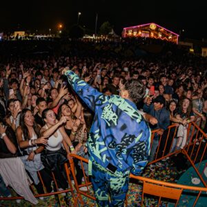 João Paulo Sousa Instagram - É sobre ficar (PARA SEMPRE) nos vossos e nossos corações que subimos ao palco de norte a sul deste país ❤️

Obrigado @feiradavinhaedovinhoanadia 💙

📸 @pereirdi 
📹 @lacasanostravideo 

#10AnosdeBaile 
#InsertCoin