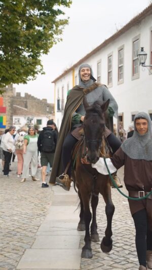 João Paulo Sousa Instagram - Atenção, 
Dom Dinis e Rainha Santa Isabel convidam para a sua grandiosa festa de casamento . 
As celebrações acontecem de 18 a 28 julho no Castelo de Óbidos.
Vinde meu povo 🥁
@mercadomedievalobidos