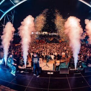 João Paulo Sousa Instagram - É sobre ficar (PARA SEMPRE) nos vossos e nossos corações que subimos ao palco de norte a sul deste país ❤️

Obrigado @feiradavinhaedovinhoanadia 💙

📸 @pereirdi 
📹 @lacasanostravideo 

#10AnosdeBaile 
#InsertCoin