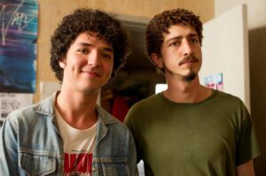 João Vitor Silva Instagram - Hoje estreia nos cinemas “Aumenta que é Rock’n’Roll”. Um filme, leve, divertido, cheio de música e de amigos queridos, dirigido pelo meu irmão @tomasportella .
A semana de estreia é muito importante pra gente. Corre pro cinema mais perto e divirta-se.