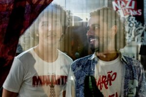 João Vitor Silva Instagram - Hoje estreia nos cinemas “Aumenta que é Rock’n’Roll”. Um filme, leve, divertido, cheio de música e de amigos queridos, dirigido pelo meu irmão @tomasportella .
A semana de estreia é muito importante pra gente. Corre pro cinema mais perto e divirta-se.