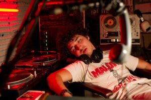 João Vitor Silva Instagram - Hoje estreia nos cinemas “Aumenta que é Rock’n’Roll”. Um filme, leve, divertido, cheio de música e de amigos queridos, dirigido pelo meu irmão @tomasportella .
A semana de estreia é muito importante pra gente. Corre pro cinema mais perto e divirta-se.