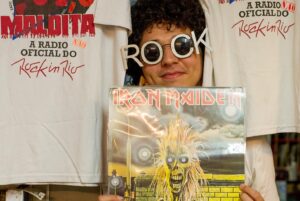 João Vitor Silva Instagram - Hoje estreia nos cinemas “Aumenta que é Rock’n’Roll”. Um filme, leve, divertido, cheio de música e de amigos queridos, dirigido pelo meu irmão @tomasportella .
A semana de estreia é muito importante pra gente. Corre pro cinema mais perto e divirta-se.