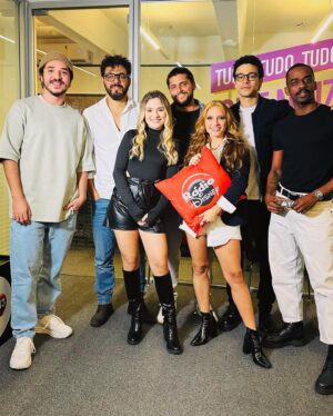 João Vitor Silva Instagram - Hoje assistimos juntos o último episódio dessa temporada 4 que tá chegando jaja. E só posso falar uma coisa pra vocês: TÁ FODAAAA!!!!! Dia 30 no @starplusbr