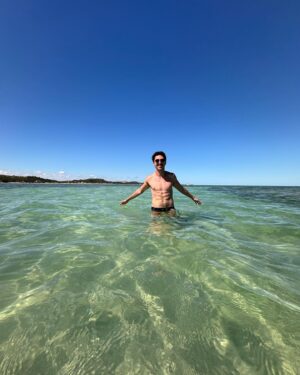 João Vitor Silva Instagram - Último dia do ano e eu só consigo agradecer por estar numa terra tão abençoada como Alagoas. Minha conexão com Nordeste vem de berço, mas a capital nacional do Réveillon eu ainda não conhecia e saio daqui completamente apaixonado. São 229 km de litoral, a maior barreira de corais da América… se vc não conhece Alagoas tá perdendo tempo. @governodealagoas @reveillonmilsorrisos #publi