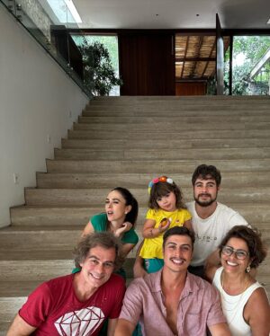 João Vitti Instagram - família (e) afinidade

Hoje brindo minha família,
a esperança pra seguir na trilha
muito mais que pai, mãe, filho e filha

Com as diferenças a gente aprende
e aprendizado a gente compartilha
fortes como lobos na matilha
na imensidão da noite enquanto brilha
(…)
é com convivência que adquirimos a destreza
necessária para revelar
e descobrir que amar vale mais a pena que brigar
que a união é necessária como é respirar
só não pode deixar faltar o ar
cuidado pra não se engasgar
sem essa base familiar as chances são muito maiores de vc falhar

deixa falar, deixem falar…
felicidade é o que nos faz continuar
deixa falar, deixem falar…
a família é a força pra gente continuar
(…)
Então aproveite os verdadeiros ao seu redor
pois um dia eles nos deixam
e tudo virá pó…tudo vira pó!
Aproveite os verdadeiros…
Um dia eles nos deixam e
Tudo vira
Pó.

Fragmentos do poema “família (e) afinidade” do @rafaavitti  na obra: QUER SE VER NO MEU OLHO?
ano 2015.
#diadenatal
