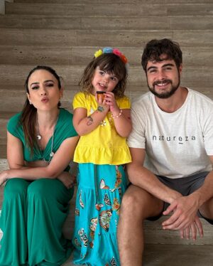 João Vitti Instagram - família (e) afinidade

Hoje brindo minha família,
a esperança pra seguir na trilha
muito mais que pai, mãe, filho e filha

Com as diferenças a gente aprende
e aprendizado a gente compartilha
fortes como lobos na matilha
na imensidão da noite enquanto brilha
(…)
é com convivência que adquirimos a destreza
necessária para revelar
e descobrir que amar vale mais a pena que brigar
que a união é necessária como é respirar
só não pode deixar faltar o ar
cuidado pra não se engasgar
sem essa base familiar as chances são muito maiores de vc falhar

deixa falar, deixem falar…
felicidade é o que nos faz continuar
deixa falar, deixem falar…
a família é a força pra gente continuar
(…)
Então aproveite os verdadeiros ao seu redor
pois um dia eles nos deixam
e tudo virá pó…tudo vira pó!
Aproveite os verdadeiros…
Um dia eles nos deixam e
Tudo vira
Pó.

Fragmentos do poema “família (e) afinidade” do @rafaavitti  na obra: QUER SE VER NO MEU OLHO?
ano 2015.
#diadenatal