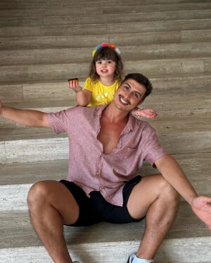 João Vitti Instagram - família (e) afinidade

Hoje brindo minha família,
a esperança pra seguir na trilha
muito mais que pai, mãe, filho e filha

Com as diferenças a gente aprende
e aprendizado a gente compartilha
fortes como lobos na matilha
na imensidão da noite enquanto brilha
(…)
é com convivência que adquirimos a destreza
necessária para revelar
e descobrir que amar vale mais a pena que brigar
que a união é necessária como é respirar
só não pode deixar faltar o ar
cuidado pra não se engasgar
sem essa base familiar as chances são muito maiores de vc falhar

deixa falar, deixem falar…
felicidade é o que nos faz continuar
deixa falar, deixem falar…
a família é a força pra gente continuar
(…)
Então aproveite os verdadeiros ao seu redor
pois um dia eles nos deixam
e tudo virá pó…tudo vira pó!
Aproveite os verdadeiros…
Um dia eles nos deixam e
Tudo vira
Pó.

Fragmentos do poema “família (e) afinidade” do @rafaavitti  na obra: QUER SE VER NO MEU OLHO?
ano 2015.
#diadenatal