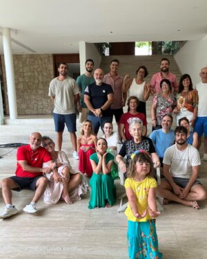 João Vitti Instagram - família (e) afinidade

Hoje brindo minha família,
a esperança pra seguir na trilha
muito mais que pai, mãe, filho e filha

Com as diferenças a gente aprende
e aprendizado a gente compartilha
fortes como lobos na matilha
na imensidão da noite enquanto brilha
(…)
é com convivência que adquirimos a destreza
necessária para revelar
e descobrir que amar vale mais a pena que brigar
que a união é necessária como é respirar
só não pode deixar faltar o ar
cuidado pra não se engasgar
sem essa base familiar as chances são muito maiores de vc falhar

deixa falar, deixem falar…
felicidade é o que nos faz continuar
deixa falar, deixem falar…
a família é a força pra gente continuar
(…)
Então aproveite os verdadeiros ao seu redor
pois um dia eles nos deixam
e tudo virá pó…tudo vira pó!
Aproveite os verdadeiros…
Um dia eles nos deixam e
Tudo vira
Pó.

Fragmentos do poema “família (e) afinidade” do @rafaavitti  na obra: QUER SE VER NO MEU OLHO?
ano 2015.
#diadenatal
