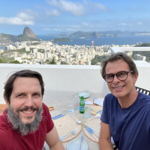 João Vitti Instagram - Hoje o céu abriu, o sol raiou e nos reencontramos nesse cenário de tirar o fôlego pra falar um pouquinho do nosso melodrama/netflix PEDAÇO DE MIM que estreia nessa sexta, 05 de julho. Pra finalizar almocei na ótima companhia desse cara incrível que é o Vlad. Evoé!!!!

👔 @marlonportugal 

@netflixbrasil  @a.fabrica.etc