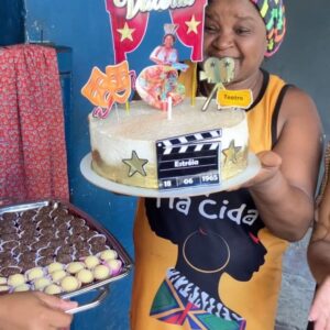 João Vitti Instagram - #tbt de um dia feliz, com gente feliz 

Obrigado, Cida @feijoadadatiacida amiga, companheira de fé e dona da melhor feijoada do RJ; obrigado @sambadogajo por nos brindar com sambas maravilhosos; obrigado ao @quilomboferreiradiniz solo de humanismo e resistência, muito obrigado aos nossos filhos @franciscovitti e @rafaavitti, a nossa netinha Clara Maria e aos nossos amados, preciosos e valorosos amigos que compareceram para celebrar o aniversário da Rainha @valeriaalencarvitti !
Muito obrigado, foi um dia inesquecível 💎☀️🌻