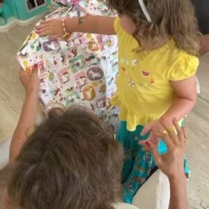 João Vitti Instagram - família (e) afinidade

Hoje brindo minha família,
a esperança pra seguir na trilha
muito mais que pai, mãe, filho e filha

Com as diferenças a gente aprende
e aprendizado a gente compartilha
fortes como lobos na matilha
na imensidão da noite enquanto brilha
(…)
é com convivência que adquirimos a destreza
necessária para revelar
e descobrir que amar vale mais a pena que brigar
que a união é necessária como é respirar
só não pode deixar faltar o ar
cuidado pra não se engasgar
sem essa base familiar as chances são muito maiores de vc falhar

deixa falar, deixem falar…
felicidade é o que nos faz continuar
deixa falar, deixem falar…
a família é a força pra gente continuar
(…)
Então aproveite os verdadeiros ao seu redor
pois um dia eles nos deixam
e tudo virá pó…tudo vira pó!
Aproveite os verdadeiros…
Um dia eles nos deixam e
Tudo vira
Pó.

Fragmentos do poema “família (e) afinidade” do @rafaavitti  na obra: QUER SE VER NO MEU OLHO?
ano 2015.
#diadenatal