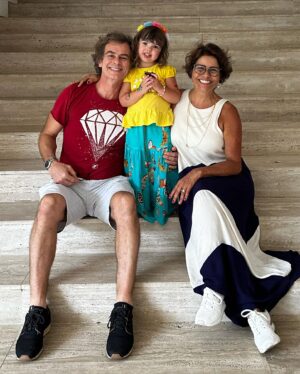 João Vitti Instagram - família (e) afinidade

Hoje brindo minha família,
a esperança pra seguir na trilha
muito mais que pai, mãe, filho e filha

Com as diferenças a gente aprende
e aprendizado a gente compartilha
fortes como lobos na matilha
na imensidão da noite enquanto brilha
(…)
é com convivência que adquirimos a destreza
necessária para revelar
e descobrir que amar vale mais a pena que brigar
que a união é necessária como é respirar
só não pode deixar faltar o ar
cuidado pra não se engasgar
sem essa base familiar as chances são muito maiores de vc falhar

deixa falar, deixem falar…
felicidade é o que nos faz continuar
deixa falar, deixem falar…
a família é a força pra gente continuar
(…)
Então aproveite os verdadeiros ao seu redor
pois um dia eles nos deixam
e tudo virá pó…tudo vira pó!
Aproveite os verdadeiros…
Um dia eles nos deixam e
Tudo vira
Pó.

Fragmentos do poema “família (e) afinidade” do @rafaavitti  na obra: QUER SE VER NO MEU OLHO?
ano 2015.
#diadenatal