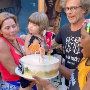 João Vitti Instagram - #tbt de um dia feliz, com gente feliz 

Obrigado, Cida @feijoadadatiacida amiga, companheira de fé e dona da melhor feijoada do RJ; obrigado @sambadogajo por nos brindar com sambas maravilhosos; obrigado ao @quilomboferreiradiniz solo de humanismo e resistência, muito obrigado aos nossos filhos @franciscovitti e @rafaavitti, a nossa netinha Clara Maria e aos nossos amados, preciosos e valorosos amigos que compareceram para celebrar o aniversário da Rainha @valeriaalencarvitti !
Muito obrigado, foi um dia inesquecível 💎☀️🌻