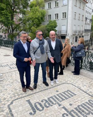 Joaquim Monchique Instagram - Hoje inaugurei o meu nome na praça da Alegria ! Não podia estar em melhor lugar nesta Lisboa que eu amo …. @joaquimmonchique @c_moedas @vasckarof @freguesiasantoantoniolisboa @camara_municipal_lisboa