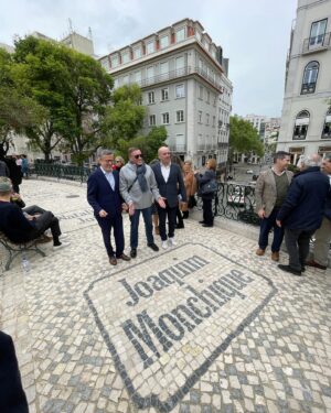 Joaquim Monchique Instagram - Hoje inaugurei o meu nome na praça da Alegria ! Não podia estar em melhor lugar nesta Lisboa que eu amo …. @joaquimmonchique @c_moedas @vasckarof @freguesiasantoantoniolisboa @camara_municipal_lisboa