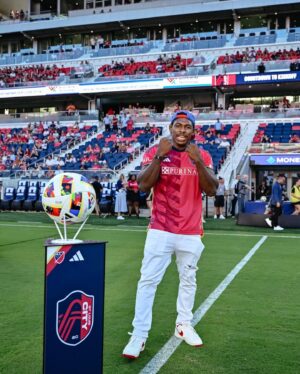 Joaquin Buckley Instagram - From the Octagon to the North End, thanks for always repping our CITY @newmansa94 🥊

@ufc x #AllForCITY