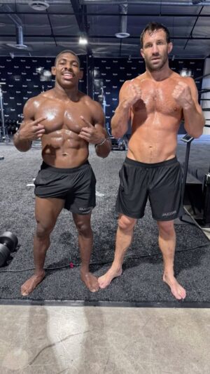 Joaquin Buckley Instagram - All Work Is Good Work 💯
@lukerockhold appreciate you clocking in ⏰ #TakeTheThrone #Jaxxon #ClockIn