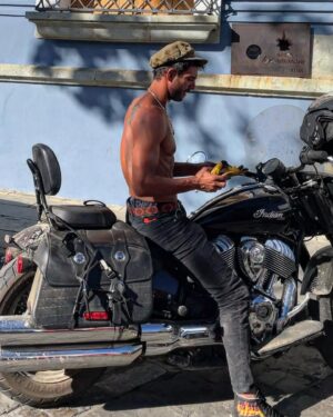 Joaquín Ferreira Instagram - Follow the sunset, Oaxaca 🌴
@indianmotorcyclemx