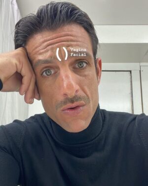 Joaquín Ferreira Instagram - Estás pasando cosas y todas muy hermosas!

Ando grabando Buenos Chicos conociendo gente lindaaa 
Pintando mucho porque me voy a exponer al país que amo con todo mi corazón México 
Mis sobrinos, vienen a hacer pijamada a casa y me duermo con la sonrisa que me explota
Y además planeando un viajazo en moto desde Mexico hasta… Bueno no sé hasta donde, ni hasta cuando, pero eso es lo más hermoso!
